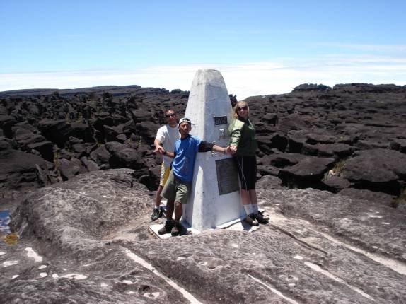No topo Monte Roraima, o marco da fronteira tríplice entre Venezuela, Brasil e Guiana. Cada um de nós estava em um país! ( Venezuela, em 2007)